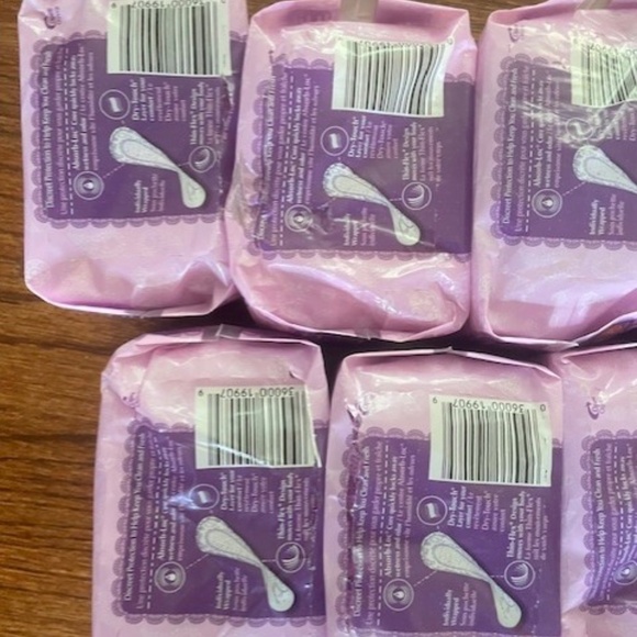 7 Poise Regular Length Very Light Absorbency Liners Petite Pack Opened Package - Picture 3 of 4